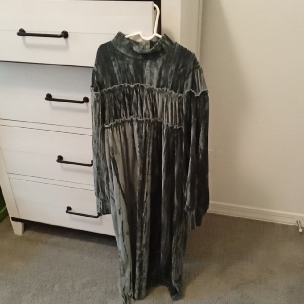 Beautiful Green Velvet Dress W Ruching Details
